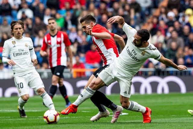 当女人想与你建立亲密关系时，她们会以这样方式暗示